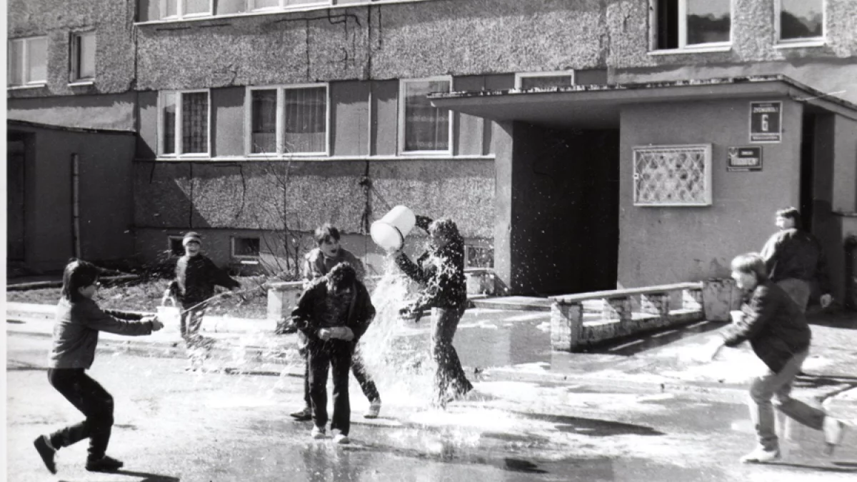 "Wodne bitwy" w naszym mieście. Zobacz, jak kiedyś wyglądał śmigus-dyngus [FOTO]
