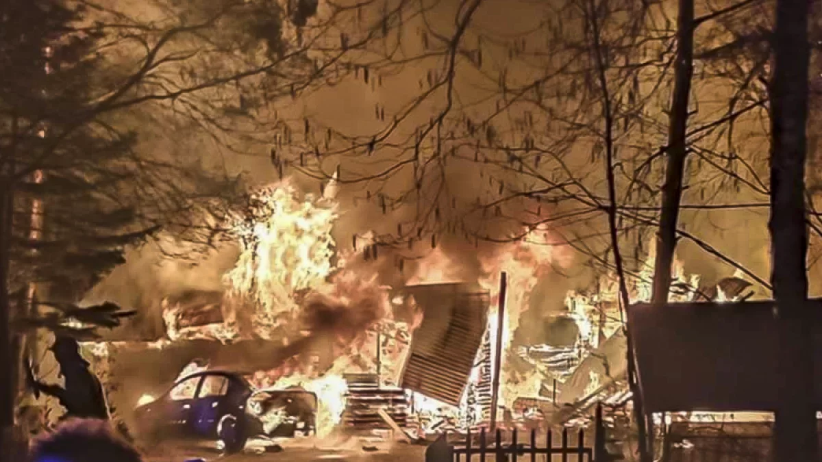 Groźny pożar w gminie Szczerców. Ogień pochłonął dom, garaż i samochód [FOTO] - Zdjęcie główne