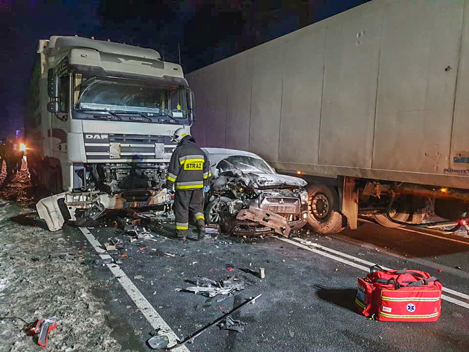 Pięć aut zderzyło się na drodze. Kobieta, dziecko oraz kierowca trafili do szpitala  [FOTO] - Zdjęcie główne