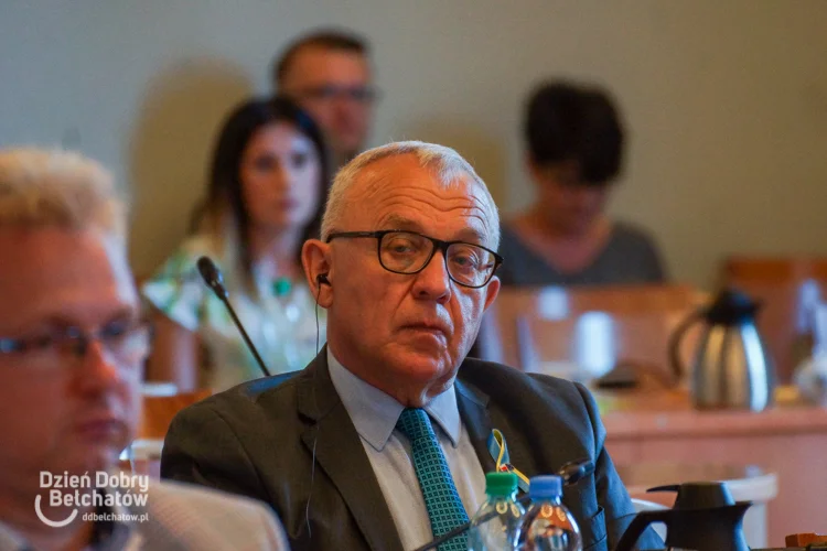 Grzegorz Siedlecki (KO) posiadał 100 tys. zł i 2 tys. euro oszczędności. To o 10 tys. zł więcej niż w roku 2020. Dodatkowo był właścicielem domu o powierzchni 136 m2 za 600 tys. zł oraz dwóch działek o łącznej wartości 300 tys. zł. W 2021 roku otrzymał 10 146,04 zł diety. Siedlecki miał także kredyt w kwocie 25 tys. zł oraz łódź żaglową z przyczepą za 20 tys. zł.