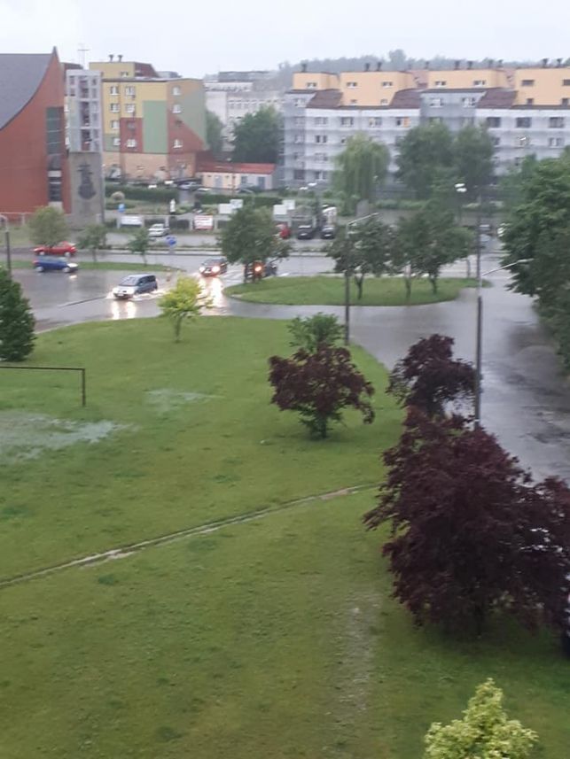 Jedni pływali na pontonie, inni ratowali zalane piwnice i samochody. Bełchatowianie pokazują zdjęcia z wczorajszej ulewy [FOTO] - Zdjęcie główne