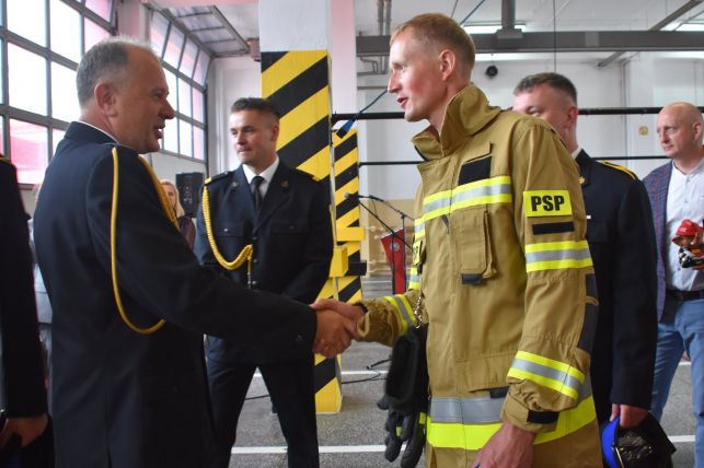 Strażacy pożegnali komendanta. Szef jednostki odchodzi na zasłużoną emeryturę [FOTO] - Zdjęcie główne