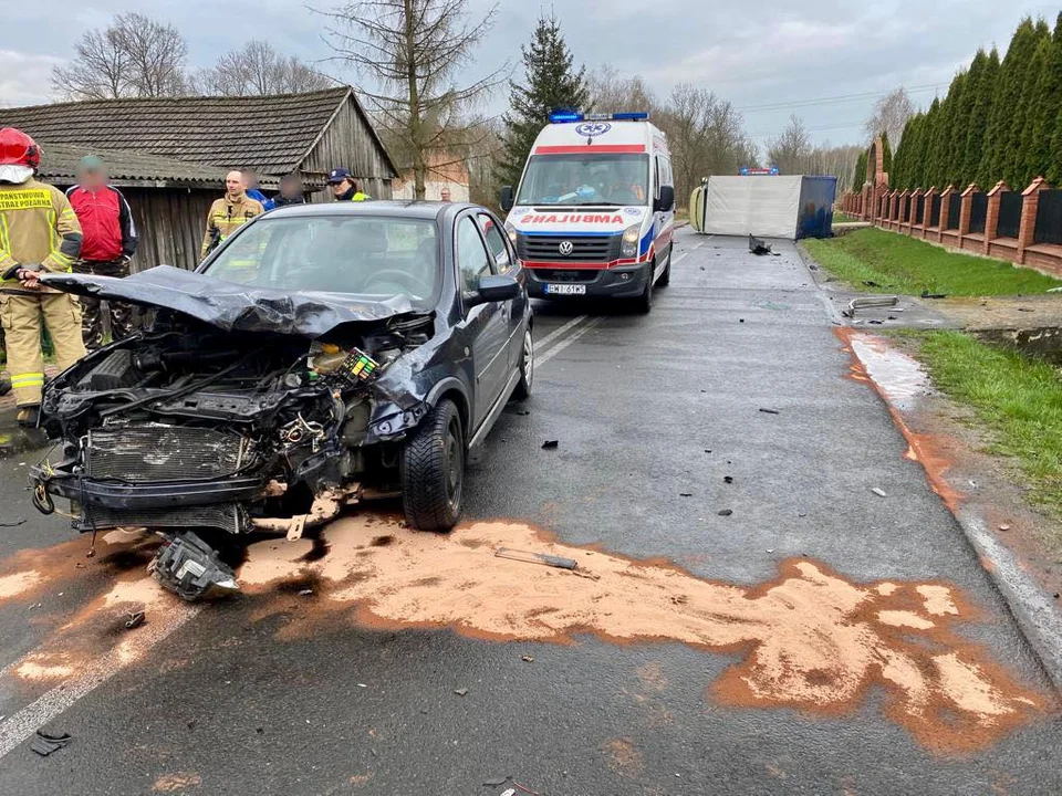 Groźne zderzenie samochodów pod Ruścem. Ciężarówka przewróciła się na bok [FOTO] - Zdjęcie główne