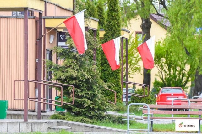 Bełchatów przystrojony w biało-czerwone barwy. Setki flag na ulicach i osiedlach [FOTO] - Zdjęcie główne