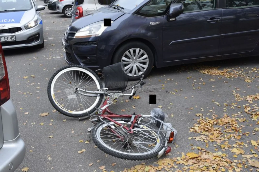 Wypadek na Dolnośląskim, autem dostawczym wjechał w rowerzystę. Karetka zabrała 89-latka do szpitala - Zdjęcie główne