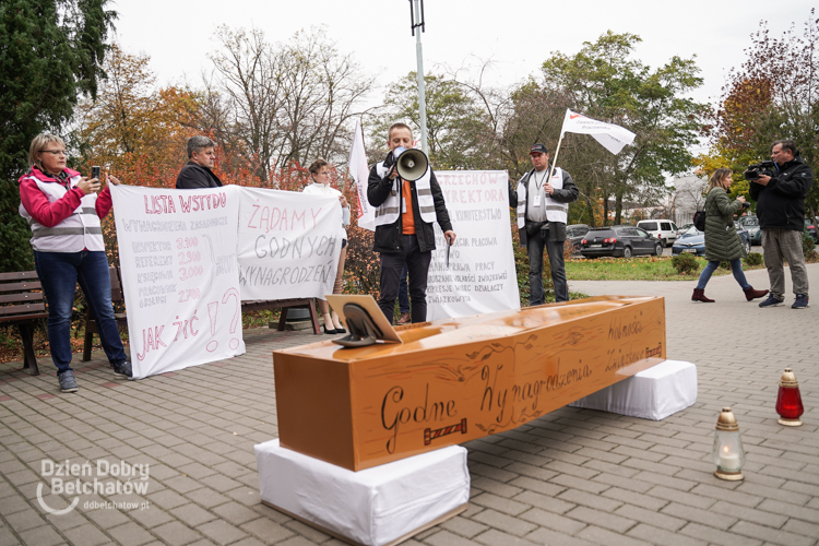 Protest nad trumną przed szpitalem. Zorganizowali niecodzienny happening  [FOTO] - Zdjęcie główne