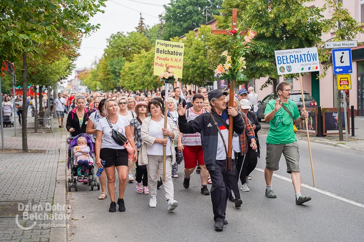 Pielgrzymka z Bełchatowa wyruszyła na Jasną Górę. Setki osób ze śpiewem na ustach przeszły ulicami miasta [FOTO, VIDEO] - Zdjęcie główne