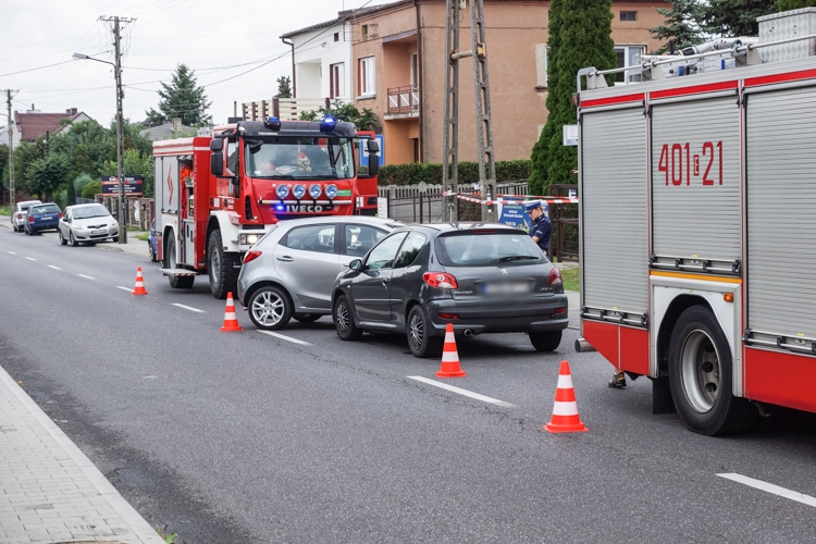 Dwa auta zderzyły się w Grocholicach. Na miejsce wezwano karetkę pogotowia [FOTO] - Zdjęcie główne