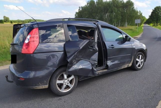 Kierowca audi wjechał z impetem w mazdę i uciekł. Policja poszukuje świadków - Zdjęcie główne