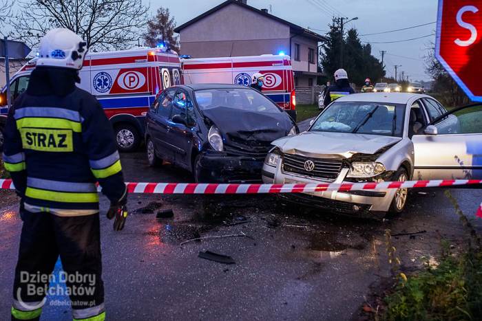 Wypadek pod Bełchatowem. Zderzyły się trzy samochody, ranny pasażer trafił do szpitala [FOTO] - Zdjęcie główne