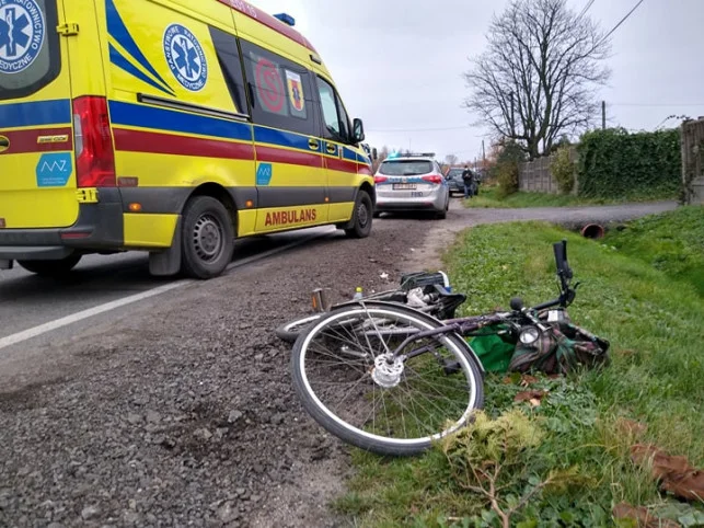 Wypadek na skrzyżowaniu. Ranny rowerzysta trafił do bełchatowskiego szpitala - Zdjęcie główne