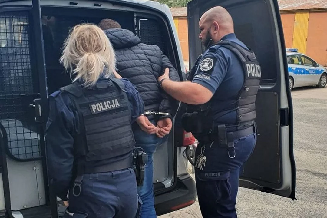 Bełchatowianin zaatakował policjantów i uciekał zakuty w kajdanki. Jak zakończyła się cała historia? [FOTO] - Zdjęcie główne