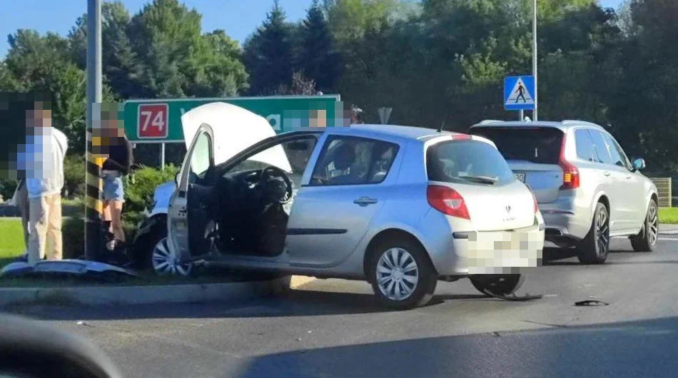 Zderzenie osobówek na bełchatowskim rondzie. Nastolatka wjechała w samochód i latarnię - Zdjęcie główne