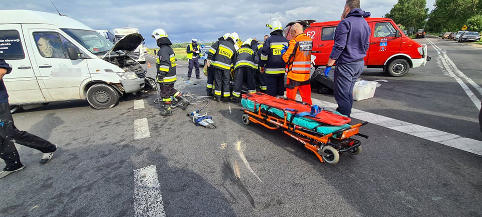 Strażacy rozcinali karoserię, aby wydostać rannego. Wypadek na DK-74 [FOTO] - Zdjęcie główne