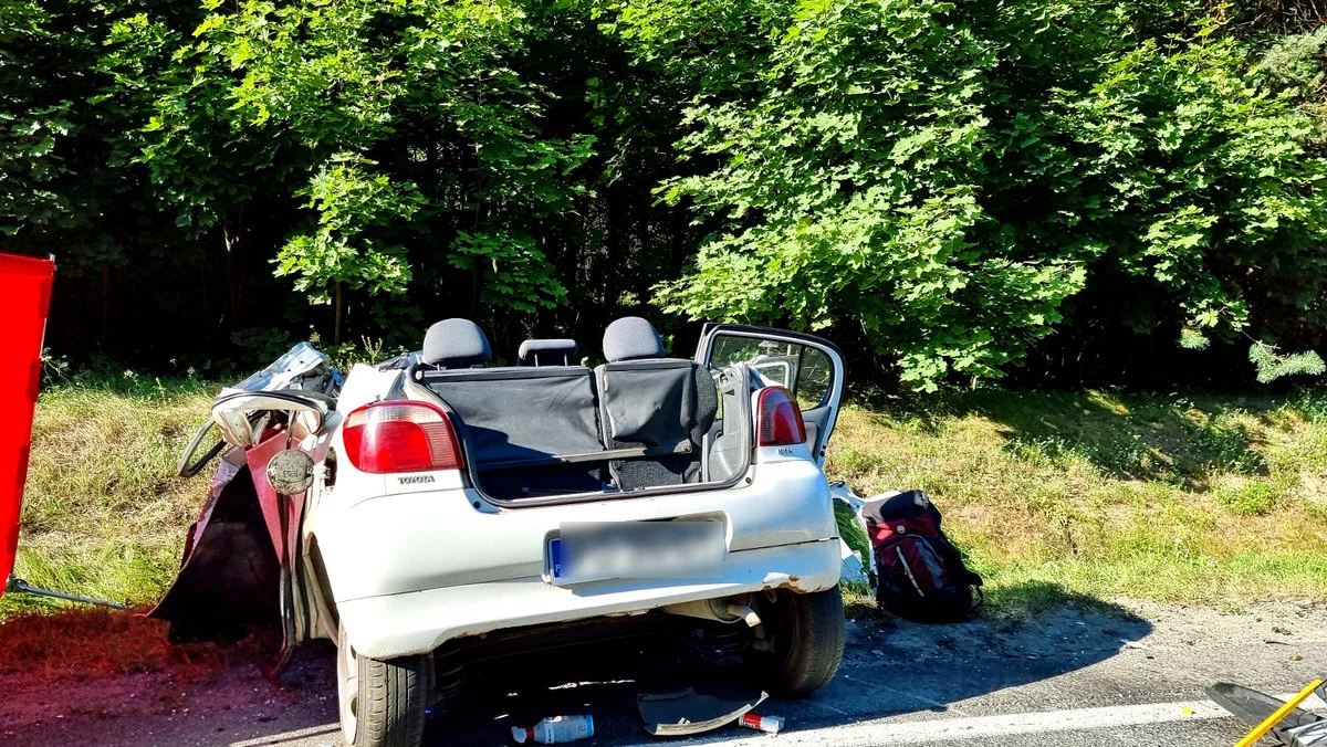 Kobieta zginęła na miejscu, dwie nastolatki zabrano do szpitala. Tragiczny wypadek w regionie [FOTO] - Zdjęcie główne