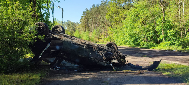 Opel wypadł z drogi i dachował. Policja szuka właściciela pojazdu - Zdjęcie główne