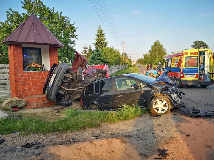 Łódzkie. Auta rozbiły się na przydrożnej kapliczce. Policja podaje szczegóły śmiertelnego wypadku [foto] - Zdjęcie główne