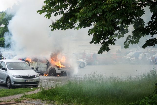 Eksplozja i płonący samochód przed Biedronką w centrum Bełchatowa [FOTO] - Zdjęcie główne