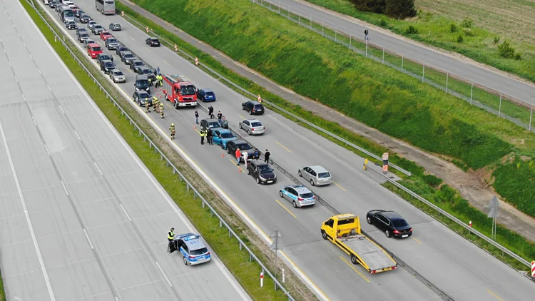 Karambol między Radomskiem i Kamieńskiem. Autostrada jest zablokowana [FOTO] - Zdjęcie główne