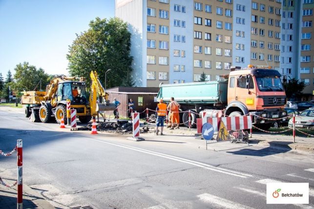 Uwaga kierowcy! Awaria kanalizacji i dziura w jezdni na Okrzei. Ruch odbywa się wahadłowo - Zdjęcie główne