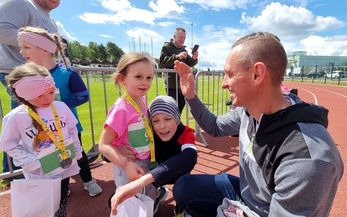 Sportowa rywalizacja połączona z zabawą. Tak wyglądał IX bieg "Kleszczów na Piątkę" [FOTO] - Zdjęcie główne