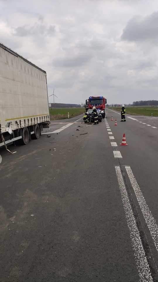 Groźnie na drodze krajowej w gminie Rusiec. TIR nie ustąpił pierwszeństwa i zderzył się z oplem - Zdjęcie główne