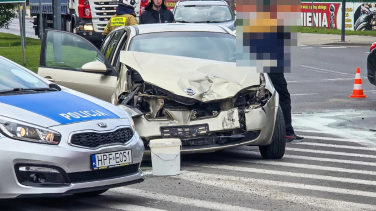 Drogowe domino na skrzyżowaniu przy McDonald's. Jedna osoba została ranna [FOTO][VIDEO]