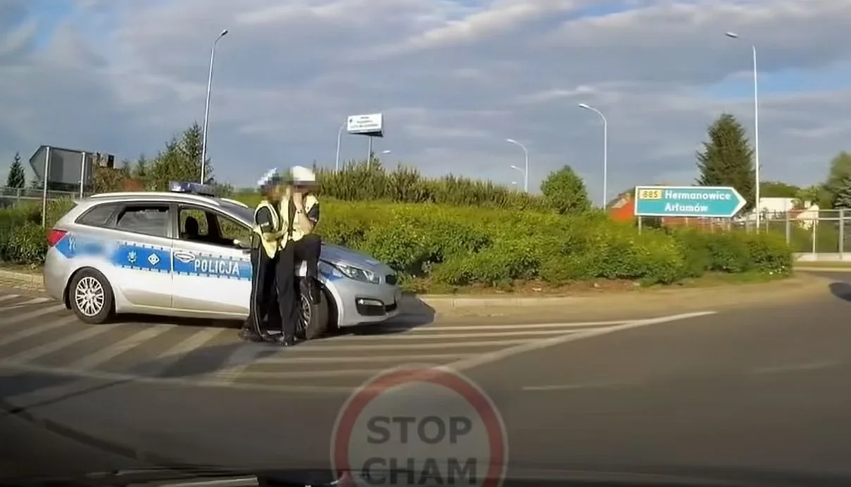 Policjant i policjantka obściskiwali się podczas służby. Zobacz scenę z Przemyśla, o której mówi cała Polska [WIDEO] - Zdjęcie główne