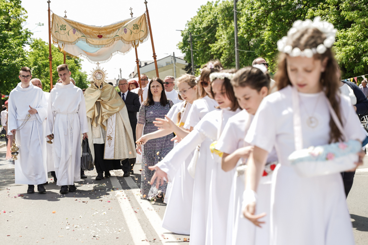 Tłumy bełchatowian na procesji Bożego Ciała w centrum miasta. Zobacz, jak wyglądała uroczystość [FOTO] - Zdjęcie główne