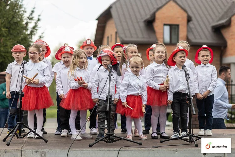 Strażackie święto w Grocholicach. Medale, defilada i dziecięce występy [FOTO] - Zdjęcie główne