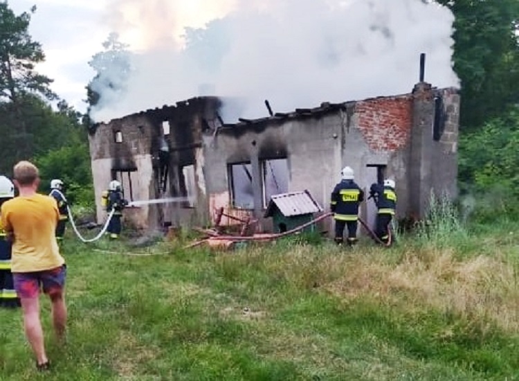 Strażacy gasili pożar budynku w gminie Szczerców. Co było przyczyną?  - Zdjęcie główne