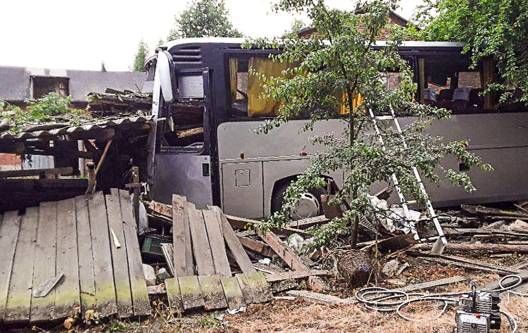 Śmiertelny wypadek! Autobus z pracownikami kopalni uderzył w budynek - Zdjęcie główne