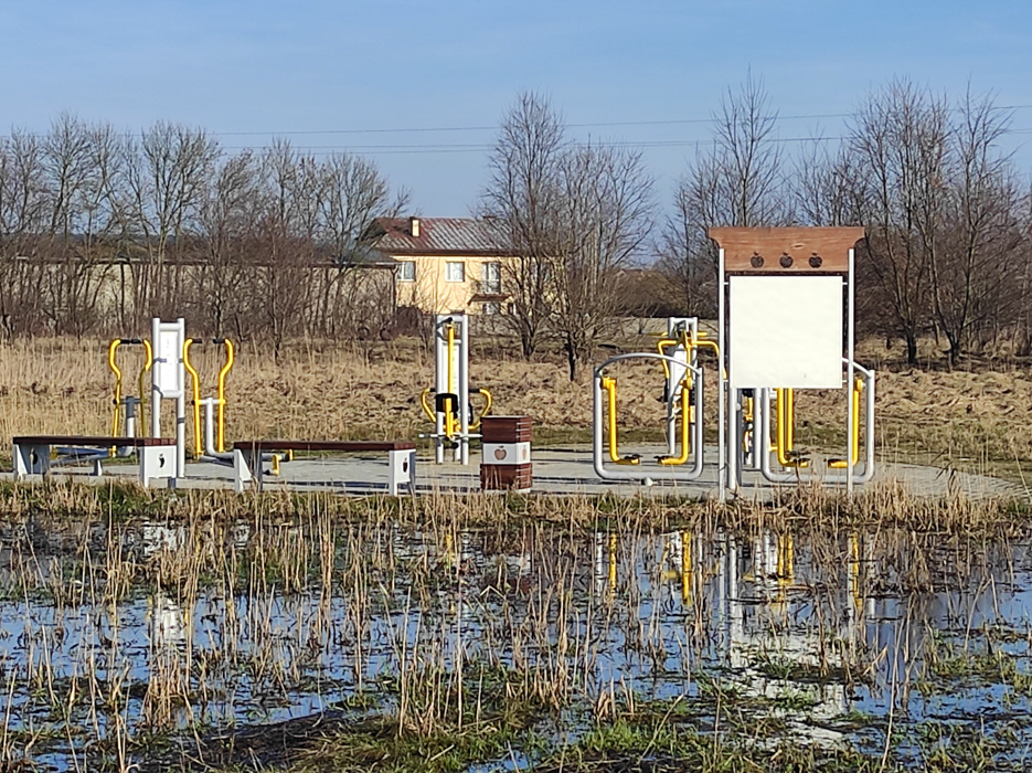 Plenerowa siłownia... pod wodą. To kolejny "pływający" obiekt w Bełchatowie - Zdjęcie główne