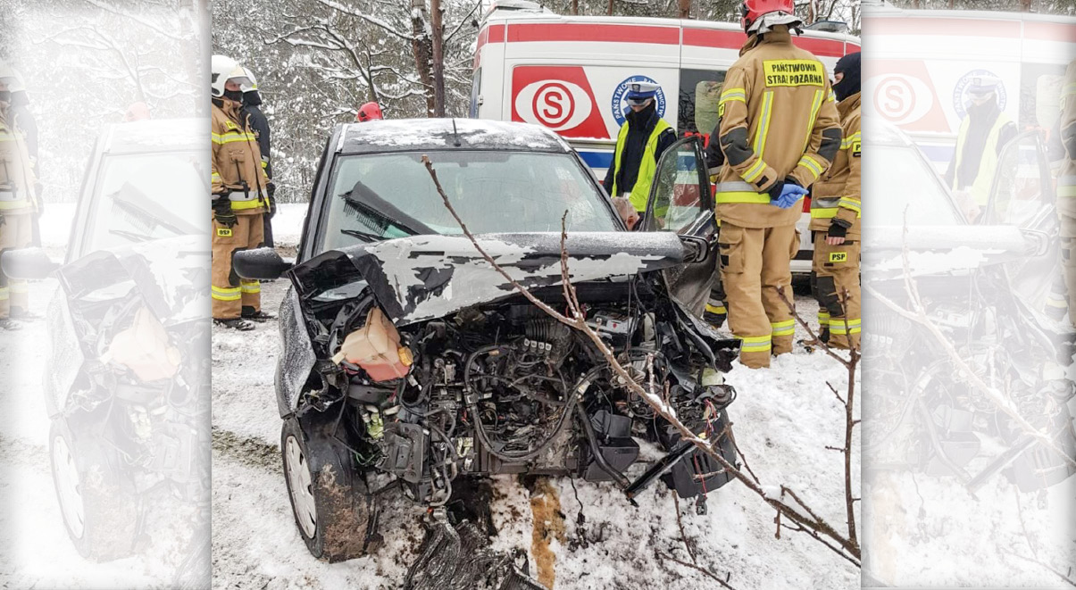 Kierowcy i dwuletnie dziecko trafili do bełchatowskiego szpitala. Czołowe zderzenie przy wyprzedzaniu [FOTO] - Zdjęcie główne