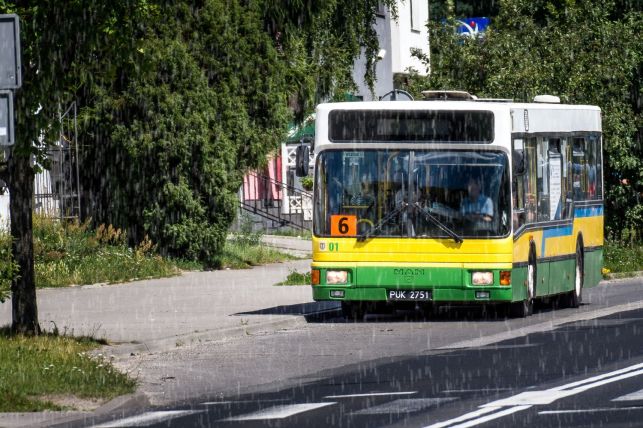 Wyprosił kobietę z dziećmi z autobusu podczas burzy - Zdjęcie główne