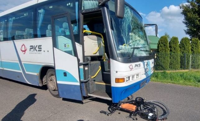 Rowerzysta wjechał pod nadjeżdżający autobus. Śmigłowiec LPR zabrał 40-latka do szpitala [FOTO] - Zdjęcie główne