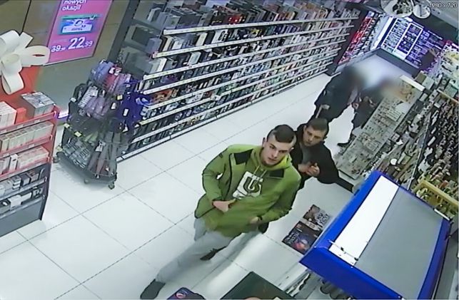 Ukradli perfumy i dali się nagrać. Policja publikuje wizerunek złodziei z Bełchatowa [FOTO] - Zdjęcie główne