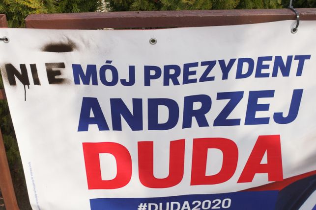 Zniszczone banery i środkowy palec posłanki PiS na billboardach. W Bełchatowie kampania ''na ostro'' [FOTO] - Zdjęcie główne