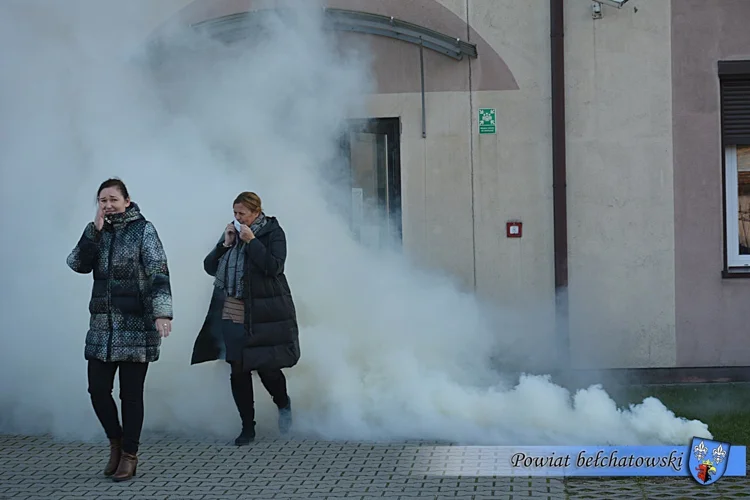 Ewakuowano urząd miasta w Zelowie. Policja i strażacy na miejscu [FOTO] - Zdjęcie główne