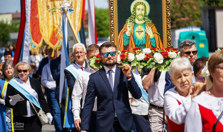 Boże Ciało w parafii NMP Matki Kościoła i św. Barbary. Setki wiernych w procesji na os. Dolnośląskim [FOTO] - Zdjęcie główne