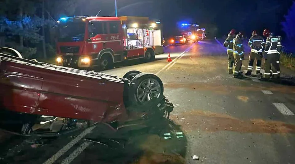 BMW wjechało do rowu i dachowało. Nastolatka została ranna [FOTO] - Zdjęcie główne