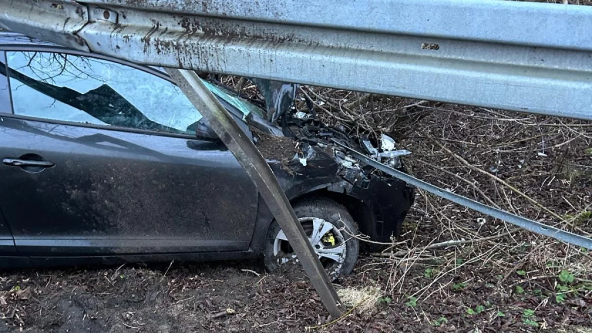 Pościg pod Bełchatowem. Pirat drogowy wpadł do rowu i uderzył w bariery - Zdjęcie główne