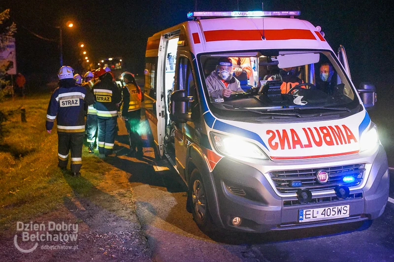 Wjechał w osoby idące poboczem, niestety 16-latek nie przeżył. Policja szuka sprawcy  - Zdjęcie główne