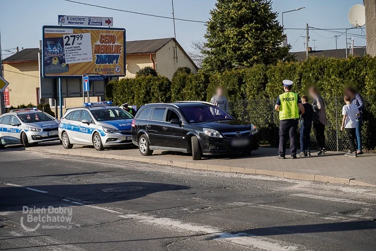 Dzieci potrącone na przejściu dla pieszych na Okrzei. Karetka zabrała chłopca do szpitala [FOTO] - Zdjęcie główne