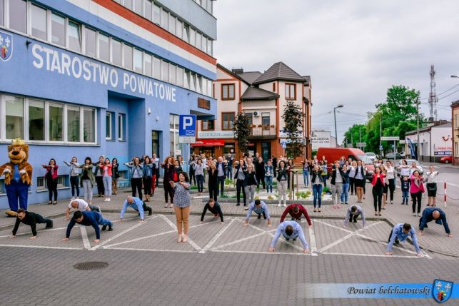 Wójt, starosta i dziesiątki urzędników zebrali się przed urzędami, żeby... pompować  [FOTO][WIDEO] - Zdjęcie główne