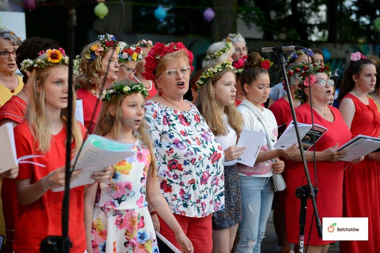 Chórzystki w kwiecistych wiankach i znane przeboje. Świętojańskie klimaty na placu Narutowicza [FOTO] - Zdjęcie główne