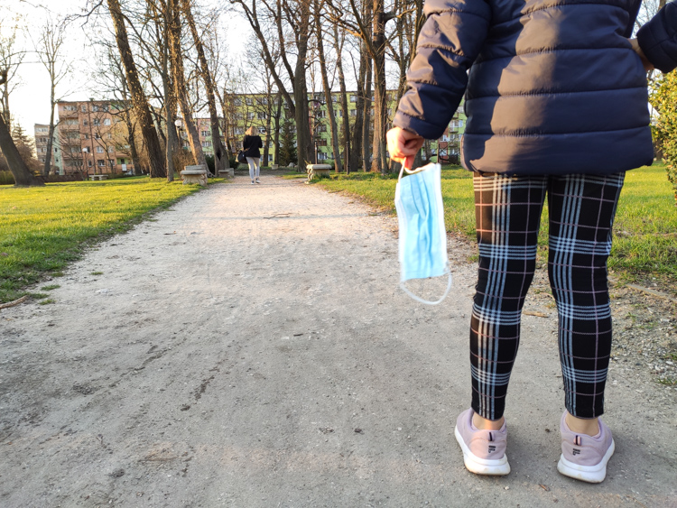 W końcu wyjdziemy z domu bez maseczki? Wiemy kiedy zapadnie decyzja  - Zdjęcie główne