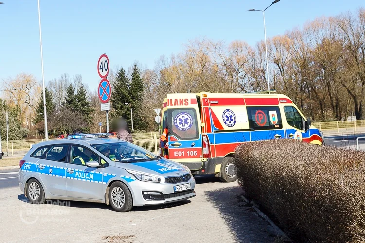 Kobieta potrącona na bełchatowskim rondzie. Policja i karetka na miejscu [FOTO] - Zdjęcie główne