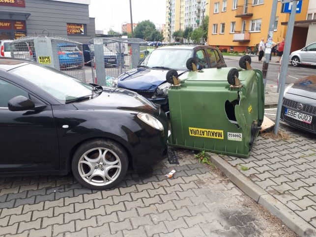Kolizja na Dolnośląskim - małe clio, spore szkody [FOTO] - Zdjęcie główne