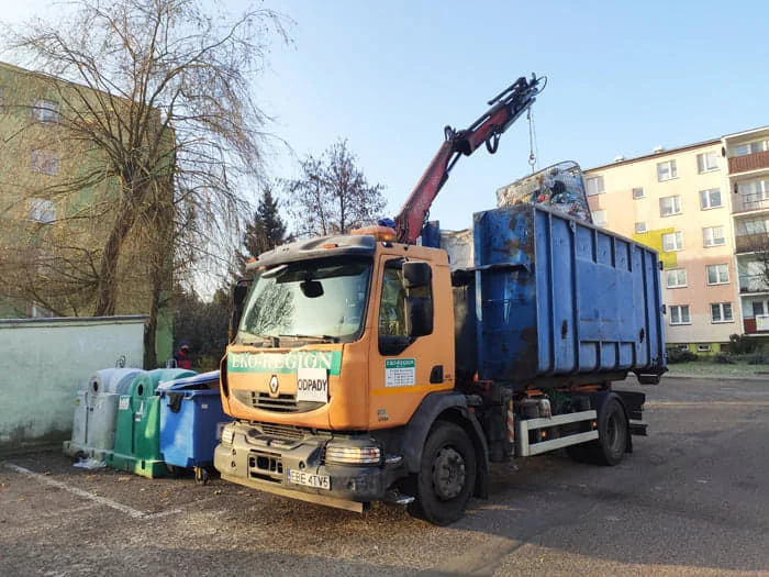 Bełchatowianie "ścigają się" ze śmieciarką. Niektórzy znajdują prawdziwe skarby - Zdjęcie główne